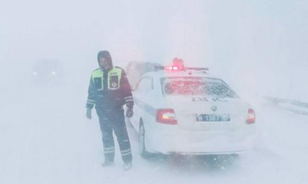 На трех крупных трассах Сахалина ограничили движение