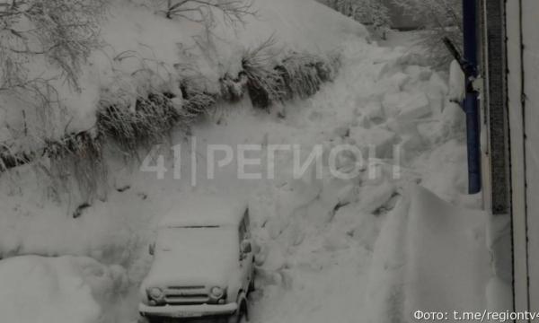 На Камчатке мужчина погиб под снегом, упавшем с крыши