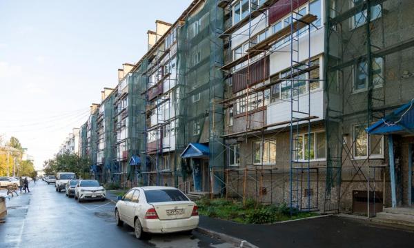 «Фасады, крыши и коммуникации»: в Южно-Сахалинске продолжаются работы по капитальному ремонту многоквартирных домов