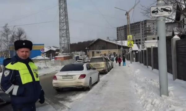 Госавтоинспекторы эвакуировали четыре автомобиля на подъезде к СТК "Горный воздух"