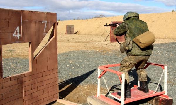 Сахалинские мотострелки ВВО осваивают армейскую тактическую стрельбу на полигоне Троицкий