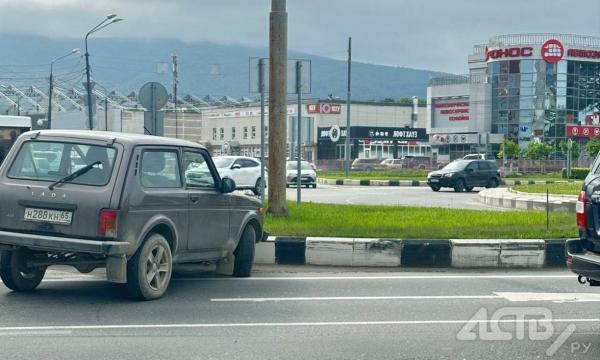 В Южно-Сахалинске пенсионер на "Ниве" вылетел на встречку и врезался в бордюр
