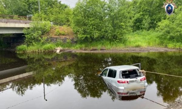 Тело мужчины нашли в автомобиле в реке Красная на Сахалине