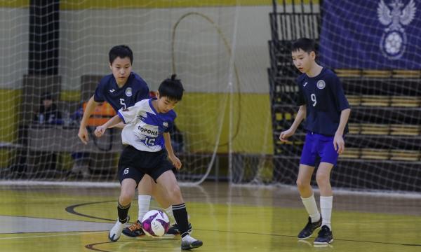 Команды из пяти регионов Дальнего Востока разыграли медали "Кожаного мяча" в Южно-Сахалинске Команды из пяти регионов Дальнего Востока разыграли медали "Кожаного мяча" в Южно-Сахалинске