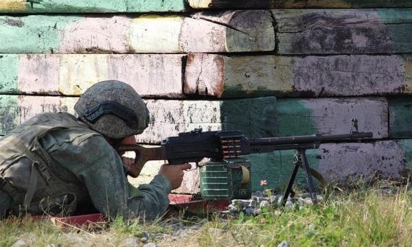 На Сахалине военнослужащие обучаются стрельбе из пулемёта Калашникова