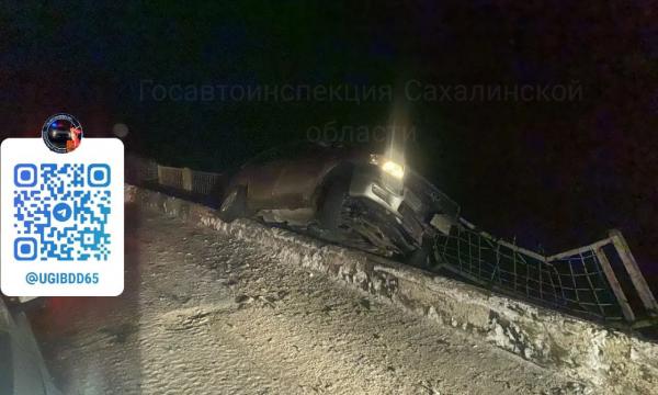 На Сахалине автомобилист не справился с управлением и влетел в отбойник На Сахалине автомобилист не справился с управлением и влетел в отбойник