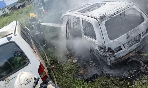 Пожарные потушили горящий автомобиль в Тымовском