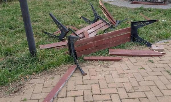 Вандалы повредили объекты благоустройства в пяти городах Сахалина