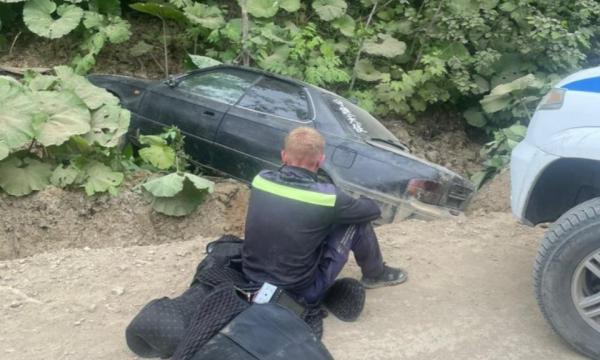 Пьяный водитель без прав вылетел с дороги в Пятиречье