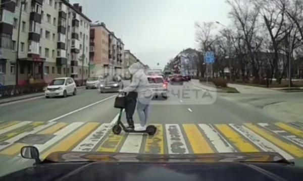 Сахалинку оштрафовали за езду с ребенком на электросамокате по пешеходному переходу