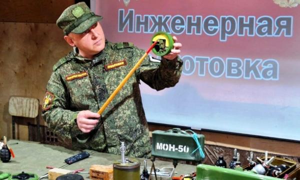 С очередной группой военнослужащих ВВО на Сахалине проходят занятия по инженерному делу