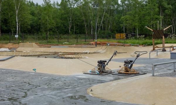 В Южно-Сахалинске завершается первый этап строительства скейтпарка у южного входа на "Горный воздух"