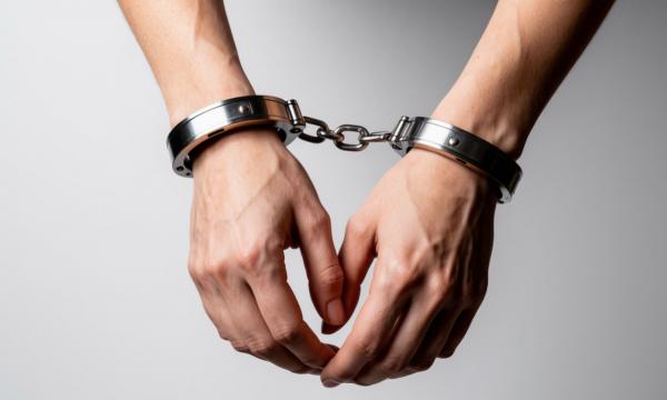 Две жительницы Вахрушева перелезли через забор и украли из частного дома 510 тысяч рублей Две жительницы Вахрушева перелезли через забор и украли из частного дома 510 тысяч рублей