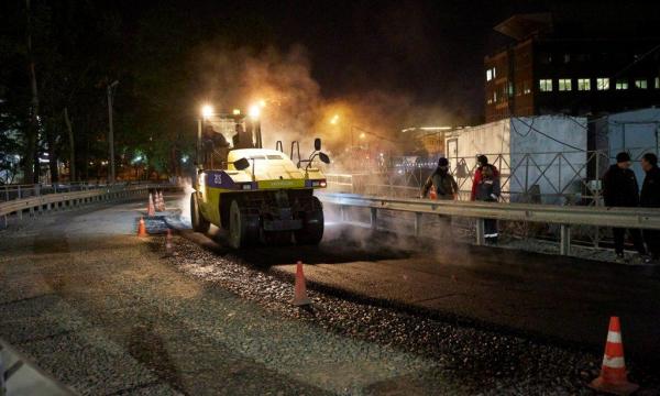 В Южно-Сахалинске асфальтируют временный мост на проспекте Мира