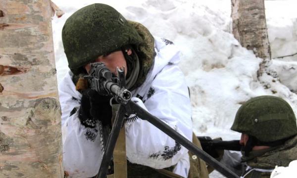 Военнослужащие на Сахалине отрабатывают прицельный огонь без остановки на перезарядку