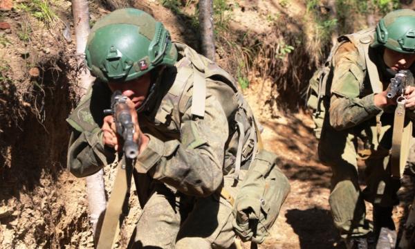 Военнослужащие СВО обучают сахалинских мотострелков штурму укреплений