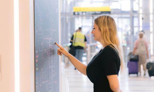 В аэровокзале Сахалина появилась схема с QR-кодами и расписанием общественного транспорта