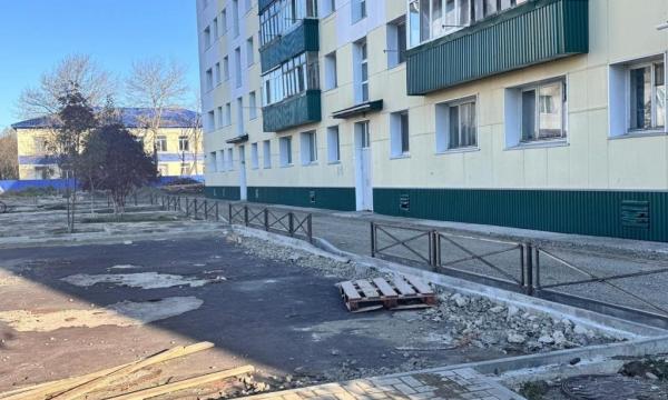 В Поронайске завершают ремонт территории с игровым комплексом и озеленением по улице Сахалинской