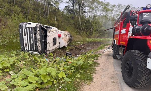 Работники Невельского пожарно-спасательного отряда ликвидировали последствия ДТП