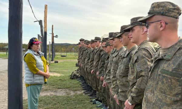 Сотрудники сахалинской полиции поддержали военнослужащих перед отправкой в зону СВО