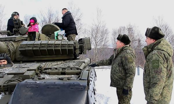 Военнослужащие ВВО покатали сахалинских детей на танке Т-80