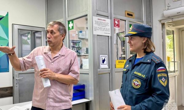 Сотрудники МЧС России принимают участие в тренировке на объектах образования