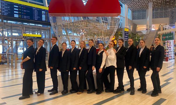 Аэропорт Южно-Сахалинска передал педагогическому колледжу символический арт-объект