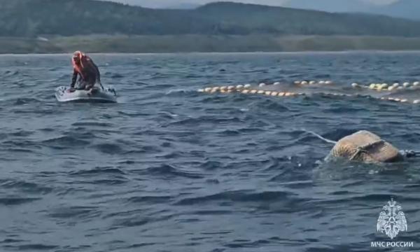 На Сахалине спасатели выручили 65-летнего рыбака унесённого ветром в открытое море