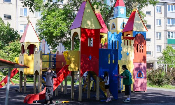 В Южно-Сахалинске начали благоустраивать детские площадки