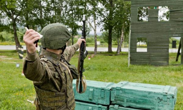 Сахалинские призывники учатся метать гранаты