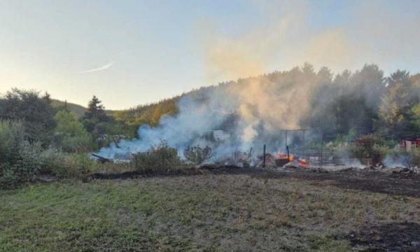 Пожарные Углегорска ликвидировали возгорание хозяйственных построек в селе Соболево