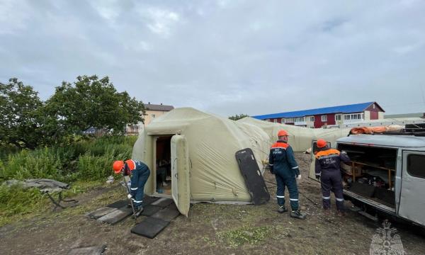 Продолжаем делиться видео и фотографиями с Северо-Курильска, отражающими работу наших спасателей при ликвидации последствий землетрясения.