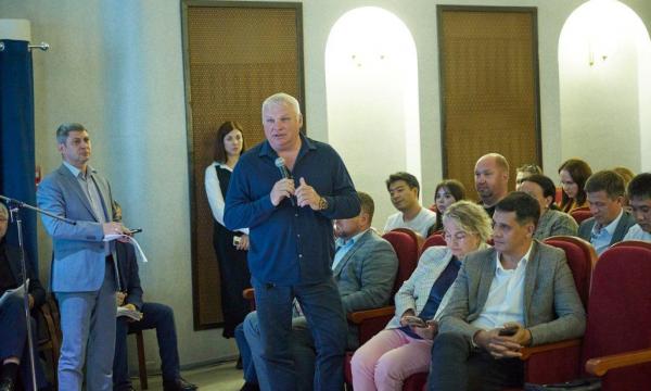 Развитие скверов, дорожной сети и благоустройство территорий: что обсуждали жители северной части городского округа на встрече с мэром