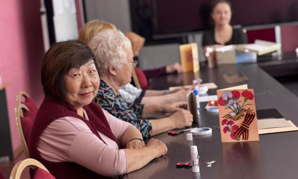 Пожилые сахалинцы создали открытки ко Дню Победы