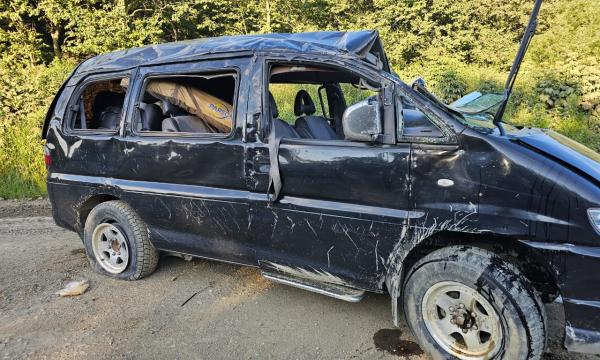 На Сахалине микроавтобус скатился в кювет и перевернулся