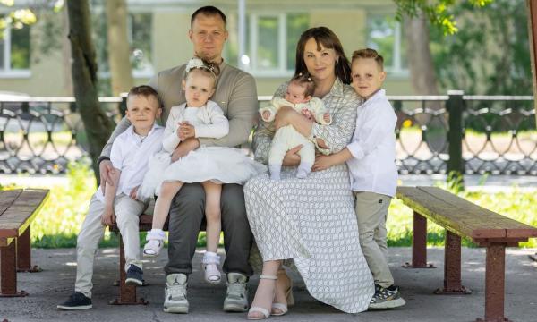 Фотопроект "Семьи Южного" украсил улицы Южно-Сахалинска к празднику