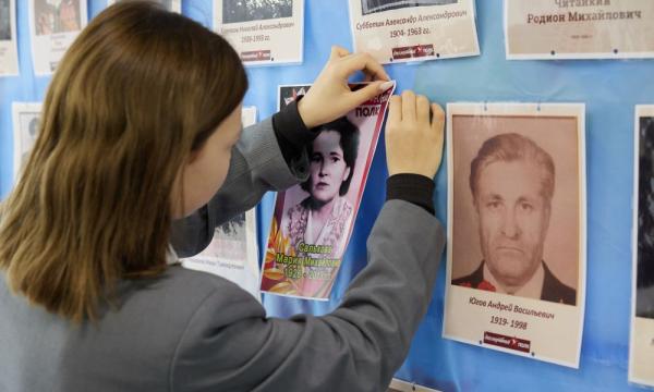 Школа №8 Южно-Сахалинска оформляет Стену Памяти к 80-летию Победы