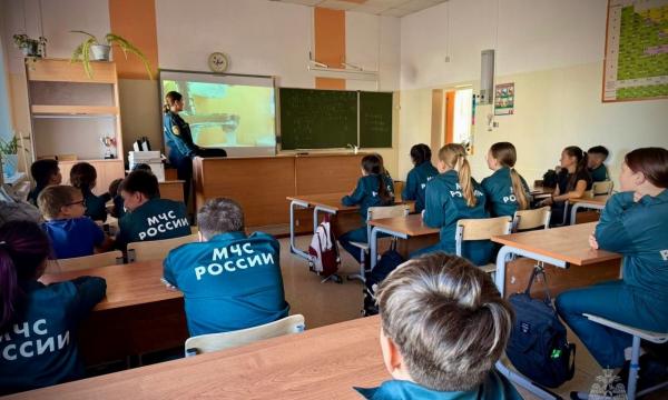 МЧС России проводит еженедельные занятия для кадетов