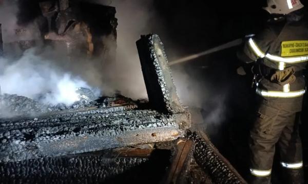 В Углегорском округе сгорела хозяйственная постройка