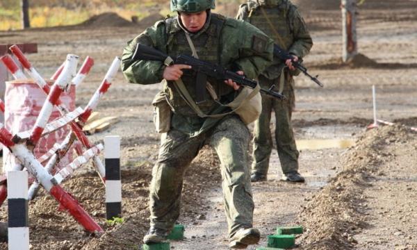 На Сахалине военнослужащие ВВО учатся преодолевать штурмовую полосу препятствий На Сахалине военнослужащие ВВО учатся преодолевать штурмовую полосу препятствий