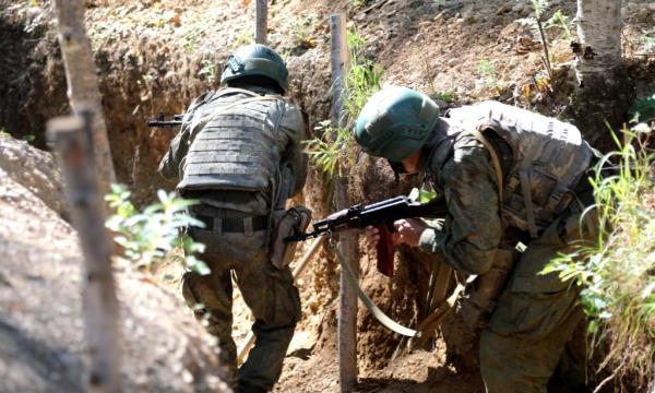Военные инструкторы учат сахалинских призывников штурмовать позиции