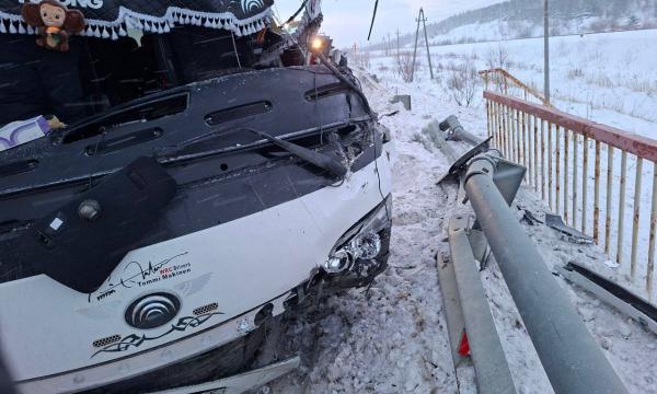 Пассажирский автобус столкнулся с погрузчиком на трассе Южно-Сахалинск - Оха