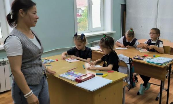 По федеральной программе "Земский работник культуры" в Детскую школу искусств Поронайска приехал преподаватель