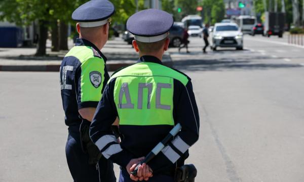 С сегодняшнего дня водители могут в Махе показывать права автоинспекторам