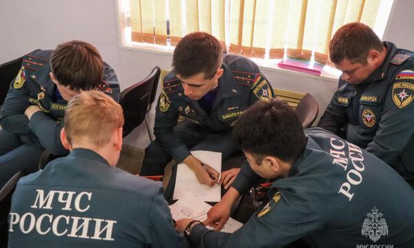 Разбор крупнейших пожаров и деловая игра: в Южно-Сахалинске прошла школа оперативного мастерства