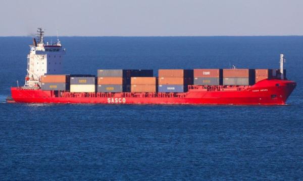 Экипаж контейнеровоза спас унесённых волнами рыбаков в Охотском море