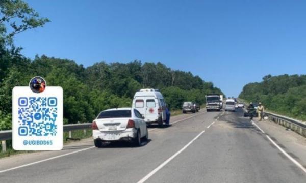 На трассе Южно-Сахалинск - Оха водитель без прав спровоцировал тройное ДТП