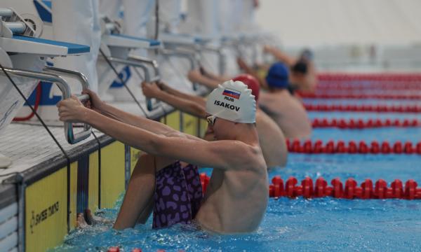Сахалинские пловцы вступили в борьбу за медали областных соревнований