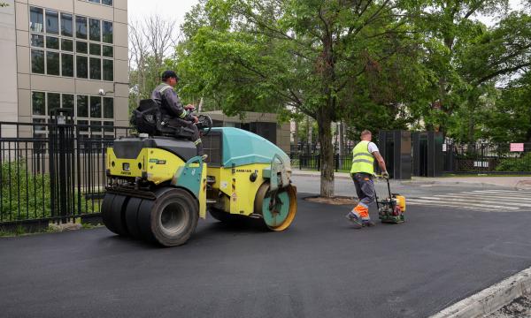 В Южно-Сахалинске дорожники обновляют тротуар на улице Дзержинского