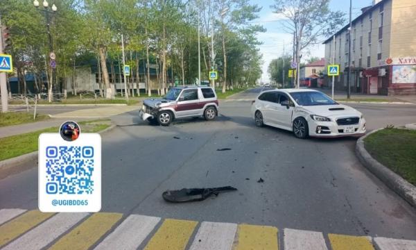Сахалинец пролетел на Mitsubishi на красный свет и устроил аварию